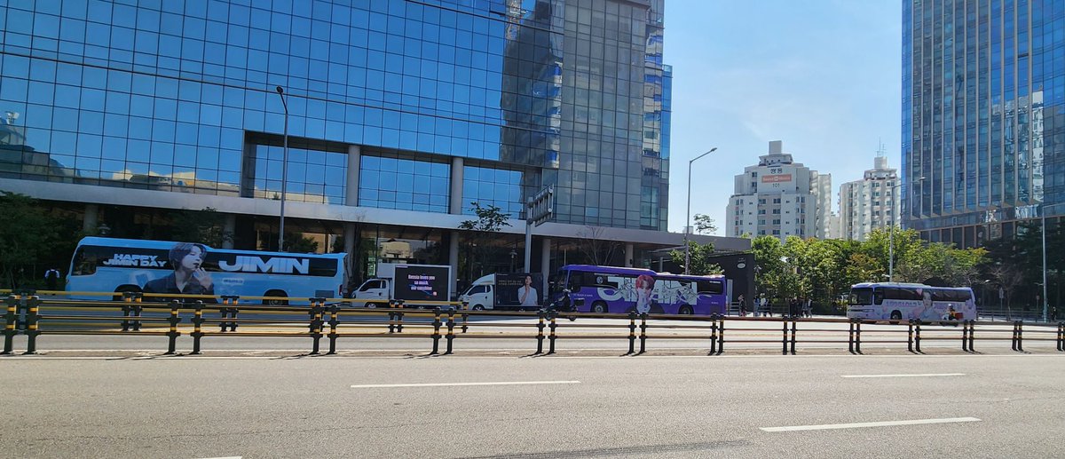 저 트럭은 어느분이 하시는건지...계속 지민이 노래가 흘러나오네요 다들 찜사랑에 그저 눙물만😭😭😭
#ForeverWithJimin 
지민과 영원히 함께 
JIMIN JIMIN #JIMIN