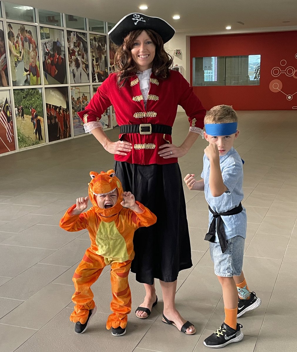 Do all elementary international school  teachers have a dress up bag they cart around the world with them…or is that just me? 🏴‍☠️🦜 #pyp #bookweek #internationallife #teachertwitter @IGBintschool