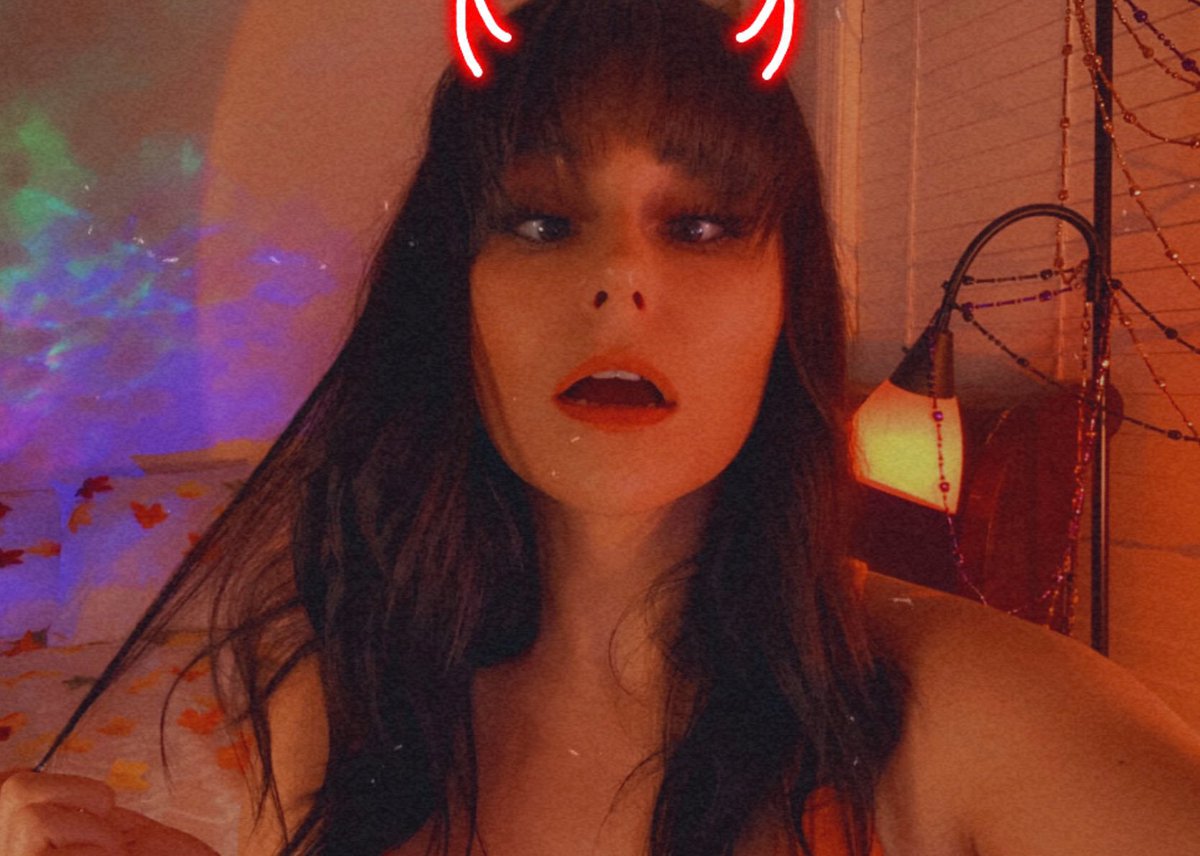 ItsMarMFC's tweet photo. LOGGING ON MFC NOW 🎃 
Come hang out! Let’s mess up my shirt https://t.co/0vyq9nIvAJ