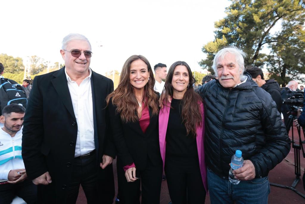 vtolosapaz's tweet photo. Sabemos que nadie se salva solo, y en esa comunidad organizada de nuestros clubes a lo largo y ancho del país, el rol del Estado federal se hace presente y reconoce a nuestros atletas. 

En el CeNARD, con @ines_arrondo despedimos a la delegación que honra a nuestra bandera nacional en los Juegos Panamericanos 2023. 

Tienen la gran oportunidad de representar a nuestra Patria. Agradecemos a sus familias, a sus clubes y celebramos la vocación de ser deportistas argentinos.