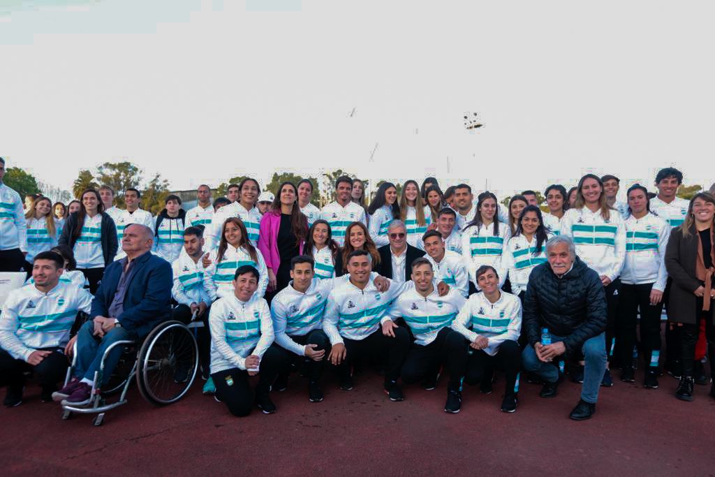 vtolosapaz's tweet photo. Sabemos que nadie se salva solo, y en esa comunidad organizada de nuestros clubes a lo largo y ancho del país, el rol del Estado federal se hace presente y reconoce a nuestros atletas. 

En el CeNARD, con @ines_arrondo despedimos a la delegación que honra a nuestra bandera nacional en los Juegos Panamericanos 2023. 

Tienen la gran oportunidad de representar a nuestra Patria. Agradecemos a sus familias, a sus clubes y celebramos la vocación de ser deportistas argentinos.