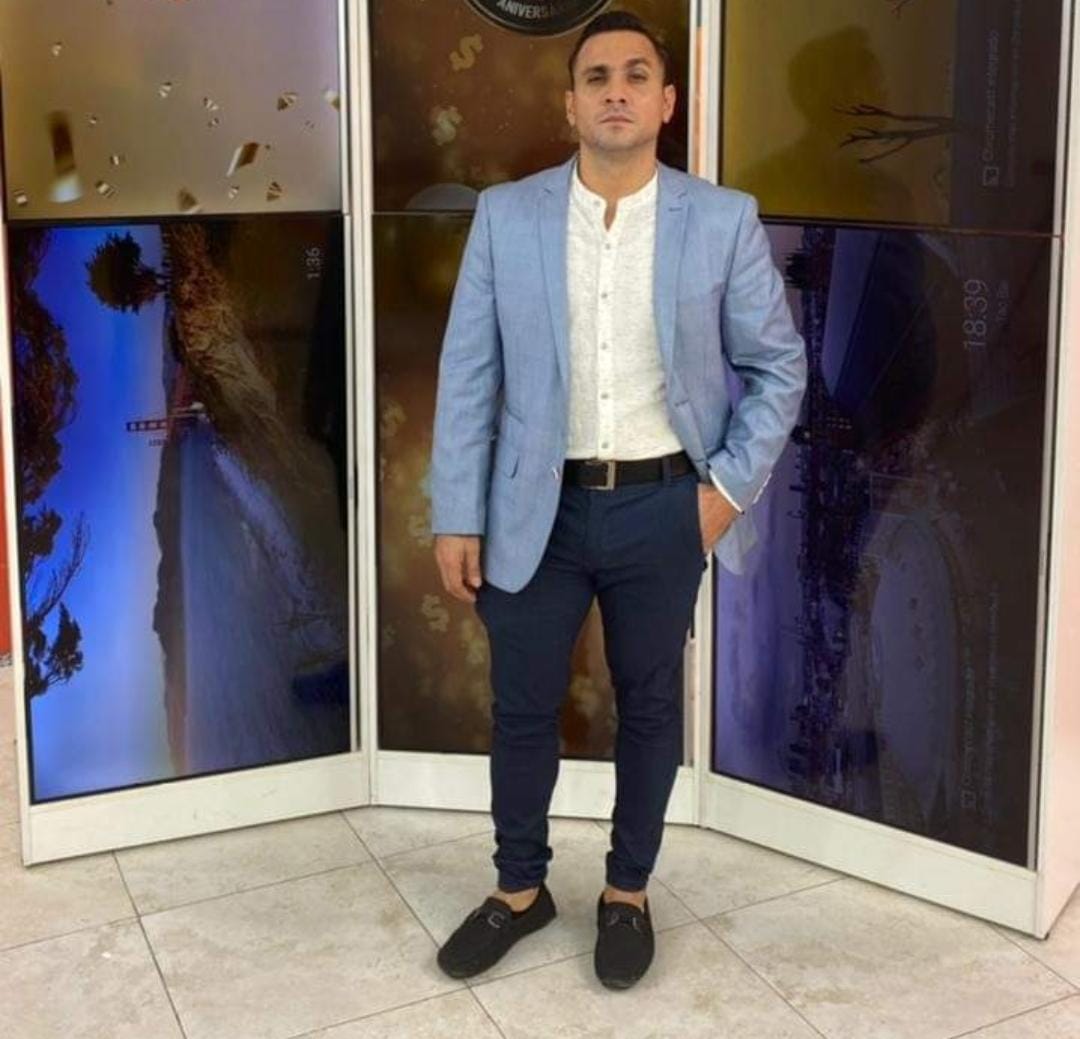ElDatoEcua's tweet photo. #Urgente Asesinan al humorista Jonathan Sánchez, conocido como "La Polilla". El crimen ocurrió en la calle Colón, en el parque Infantil, en el centro de Esmeraldas. https://t.co/Q0VDI8BRx2