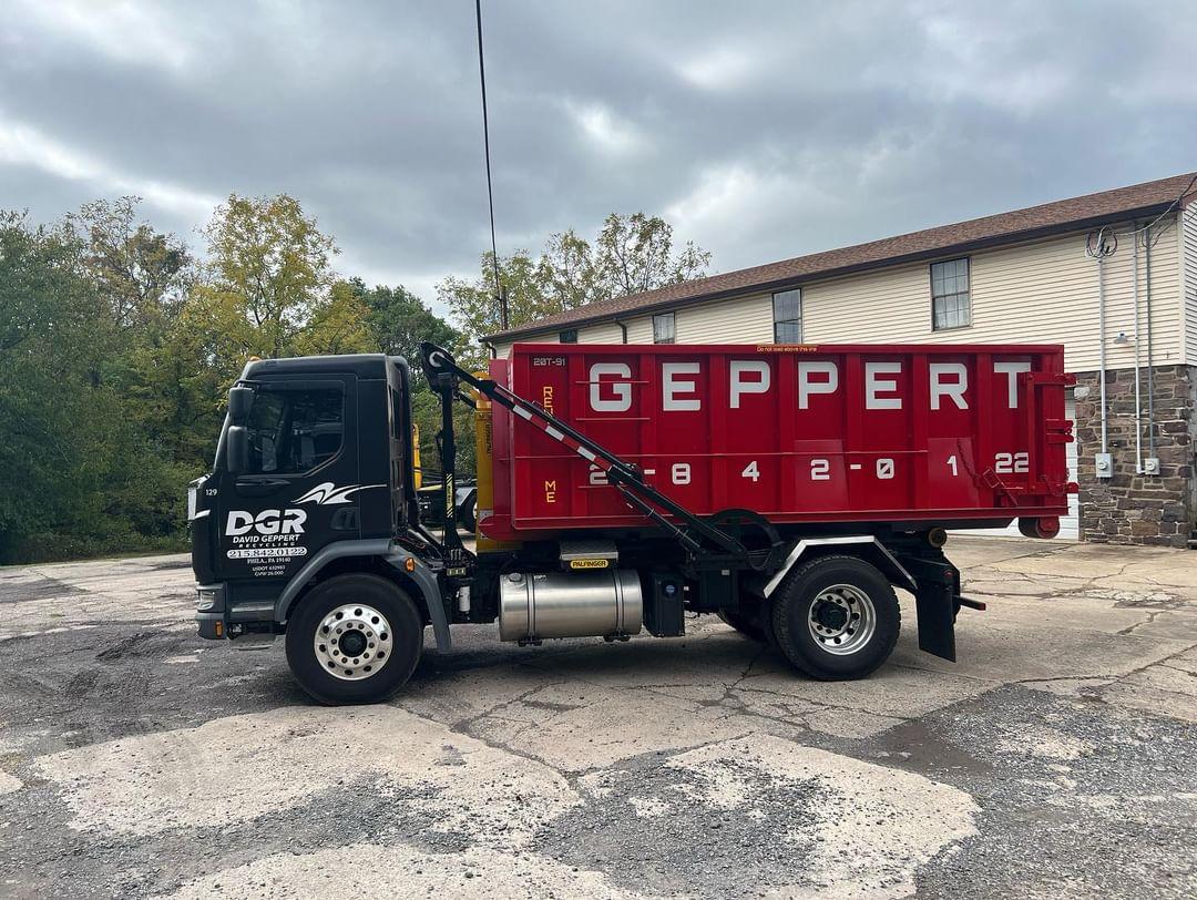 geppertrecycle's tweet photo. 10cy to 40cy rolloff dumpsters for all types of projects in the SE PA area. We service all of Philly, including the small row and twin home common driveways. Yes we can get dumpsters behind your routes house.
#rolloff #dumpster #construction #Philly https://t.co/JJRKySeU6t