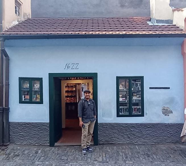 jabrahml's tweet photo. Hola @elotroduarte, por fin escuchando en vivo #TelegrafíaSinHilos.  He tenido oportunidad de visitar el sitio donde, según cuentan, vivió Franz Kafka.

Aquí dejo mi #QueRicoElHaikuku

Síndrome postvacacional
Regreso a la rutina
Perdura la experiencia https://t.co/uA8cY1i80f