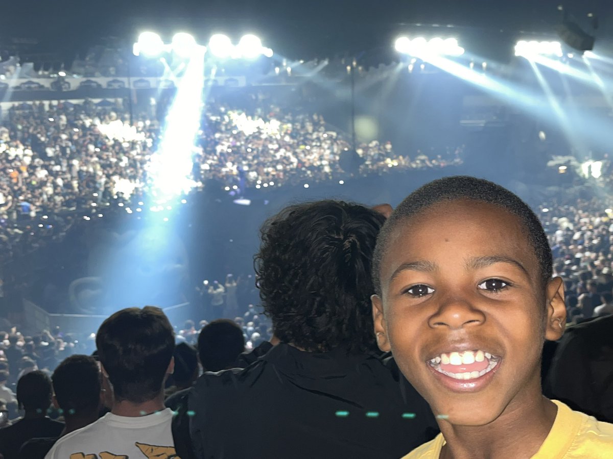 Biggg_Maniii's tweet photo. @trvisXX my son first concert he had a Mfkn BALLLLLLL I DID TOO 😂#TravisScott BEST DATE IN A LONGGGG TIME S/o too @Power98FM also #power98 https://t.co/9Ww0xzkIk2