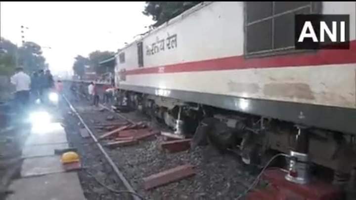 नॉर्थ ईस्ट एक्सप्रेस के दुर्घटनाग्रस्त होने की खबर विचलित कर देने वाली है। बिहार सरकार का स्वास्थ्य विभाग,आपदा प्रबंधन विभाग,पुलिस और प्रशासन राहत और बचाव कार्य में लगे हुए हैं। कई आलाधिकारी मौके पर मौजूद हैं। दुर्घटना में घायल हुए यात्रियों के इलाज का समुचित प्रबंध किया गया है।