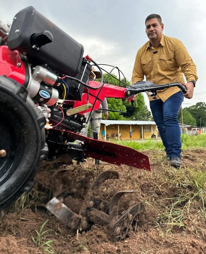 LisethCHIRICAPsuvClap (@chiricapsuv) on Twitter photo Capitan <a href="/dcabellor/">Diosdado Cabello R</a> miércoles Productivos con humildad en contacto con nuestros productores con Amor y disciplina <a href="/ConElMazoDando/">Con el Mazo Dando</a> <a href="/LealTelleria/">M/G Carlos Leal Tellería</a> <a href="/clapcaroni/">Clapcaroni</a> <a href="/YasminChauran1/">@YasminChauran</a> Con CHAVEZ Todo nosotros Venceremos <a href="/OviedoPSUV/">Tito Oviedo</a> <a href="/NicolasMaduro/">Nicolás Maduro</a> <a href="/Wilfredovillalb/">Wuilfredo Villalba</a> <a href="/joserosario2017/">José Rosario González</a> Capitan <a href="/dcabellor/">Diosdado Cabello R</a> miércoles Productivos con humildad en contacto con nuestros productores con Amor y disciplina <a href="/ConElMazoDando/">Con el Mazo Dando</a> <a href="/LealTelleria/">M/G Carlos Leal Tellería</a> <a href="/clapcaroni/">Clapcaroni</a> <a href="/YasminChauran1/">@YasminChauran</a> Con CHAVEZ Todo nosotros Venceremos <a href="/OviedoPSUV/">Tito Oviedo</a> <a href="/NicolasMaduro/">Nicolás Maduro</a> <a href="/Wilfredovillalb/">Wuilfredo Villalba</a> <a href="/joserosario2017/">José Rosario González</a>
