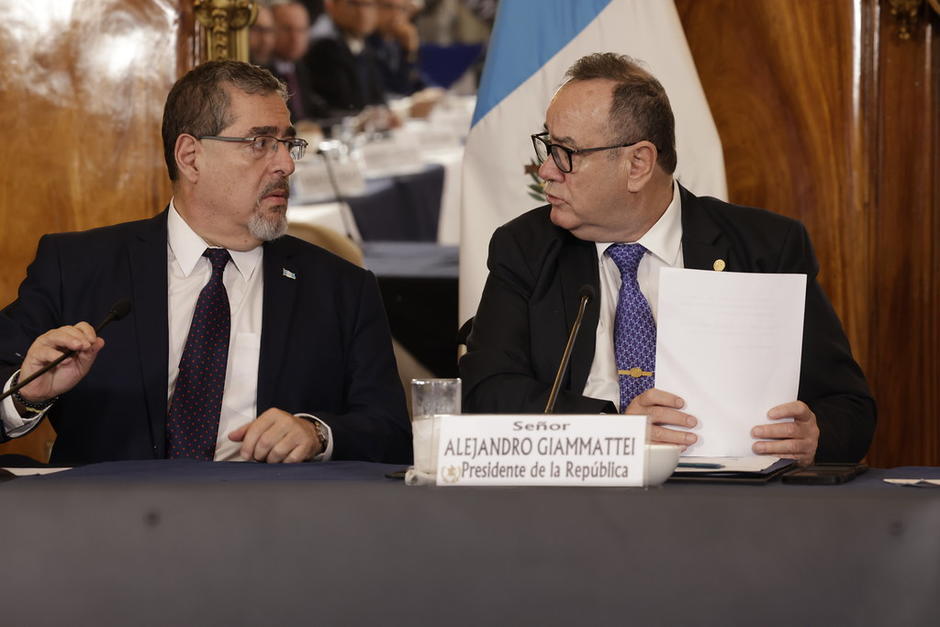 soy_502's tweet photo. 🔵 EN LA PLAZA | Arévalo: "Su silencio, Señor Presidente, es un insulto al pueblo de Guatemala"  

https://t.co/dZHlFv1bfR https://t.co/E4nJFzJQkQ
