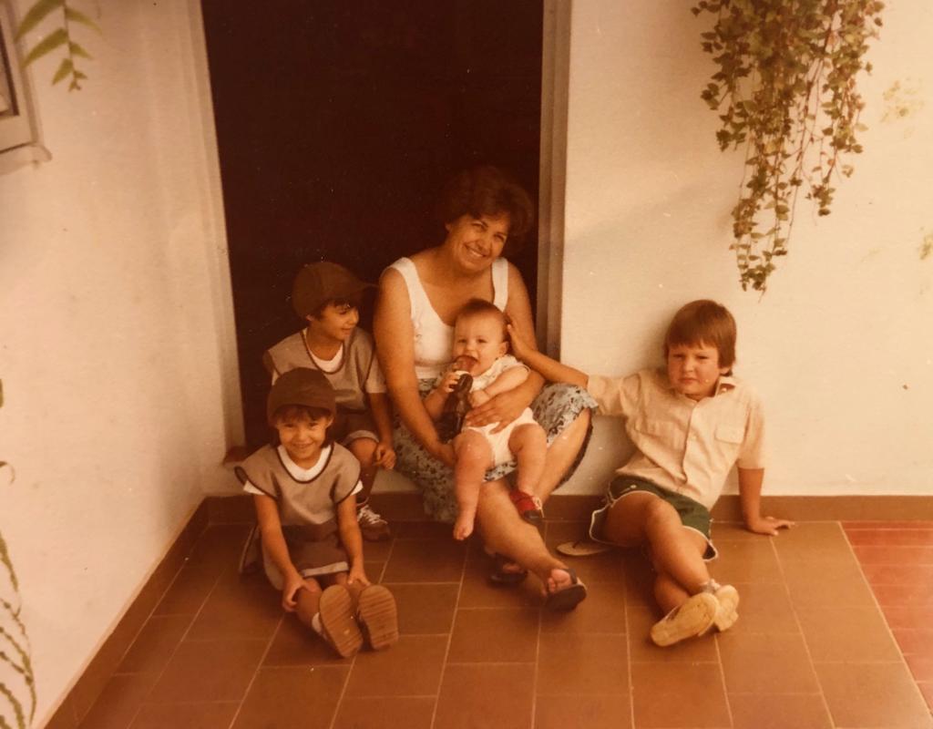 IgorSoares_SP's tweet photo. Neste dia 12 de outubro, lembro com carinho da criança que fui. 
Nesta foto, ainda bebê, no colo da minha amada vó, Yaya, com toda a criançada da casa reunida: meu irmão Eric, eu, meus primos Beto e Guta: todos nós, sempre juntos, desde 1981. Tempos bons, de muito amor e alegria. https://t.co/jSMEmlK5KD