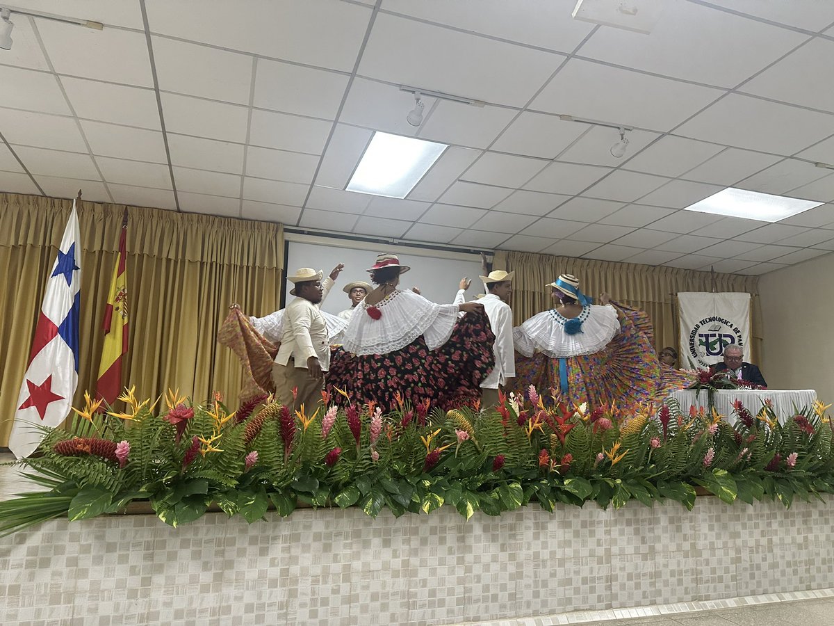 Hoy presentamos Hillside Greenhouse en congreso de Ingeniería, innovación y tecnología en Centro Regional de Bocas del Toro.  <a href="/utppanama/">UTP Panamá</a> @AizpuruaOmar <a href="/CITT_UTPanama/">Centro de Innovación y Transferencia Tecnológica</a>