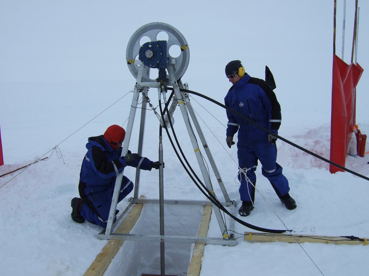 A new study reveals large-scale variations in wind and sea ice are causing the waters to warm below East Antarctica's Fimbulisen Ice Shelf - and it could influence future sea level rise across the world. 
Discover more: bit.ly/3LZe5vw
📷(1) Julius Lauger (2) @NorskPolar