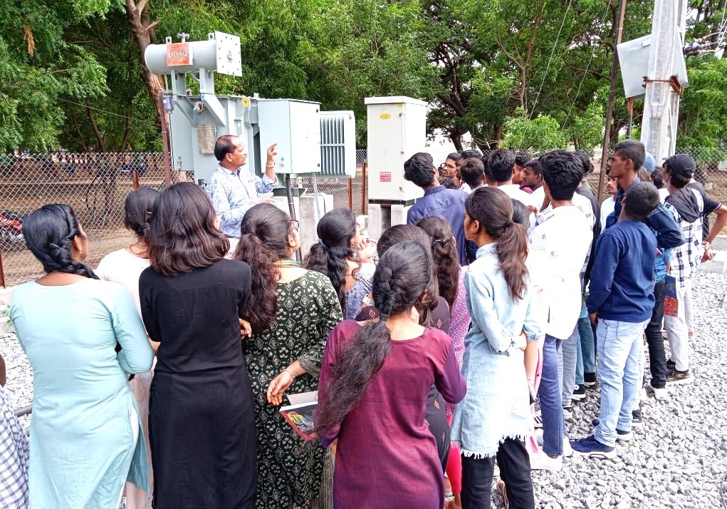 sr_university's tweet image. Our @EEESRUniversity students embarked on an enlightening journey at the switchyard, delving into the world of electrical engineering and its practical applications! A day filled with valuable knowledge and hands-on experiences.
#Sru #visit #practicalknowledge #elctricaleng
