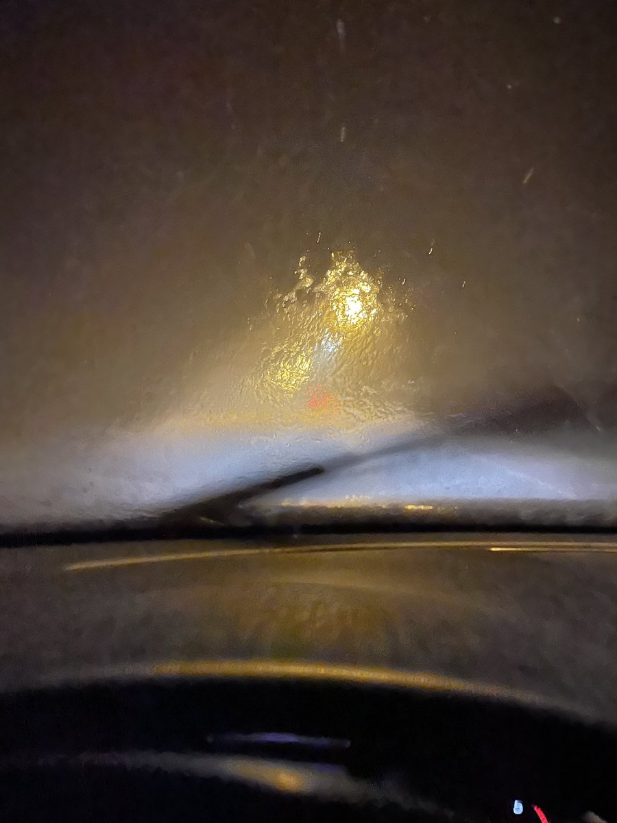 Ajelin eilen tällaisella näkyvyydellä 127 km junalta kotiin. Jarrutin ja sain auton poikittain tielle. Yksi pitkä vesiliirto ja kaksi lyhyempää. Yksi melkein peräänajo. Ja olen kuitenkin ihan rattinaisia. Sade ei antautunut yhtään 2h aikana. 

Oon vieläkin ihan poikki. 😵‍💫