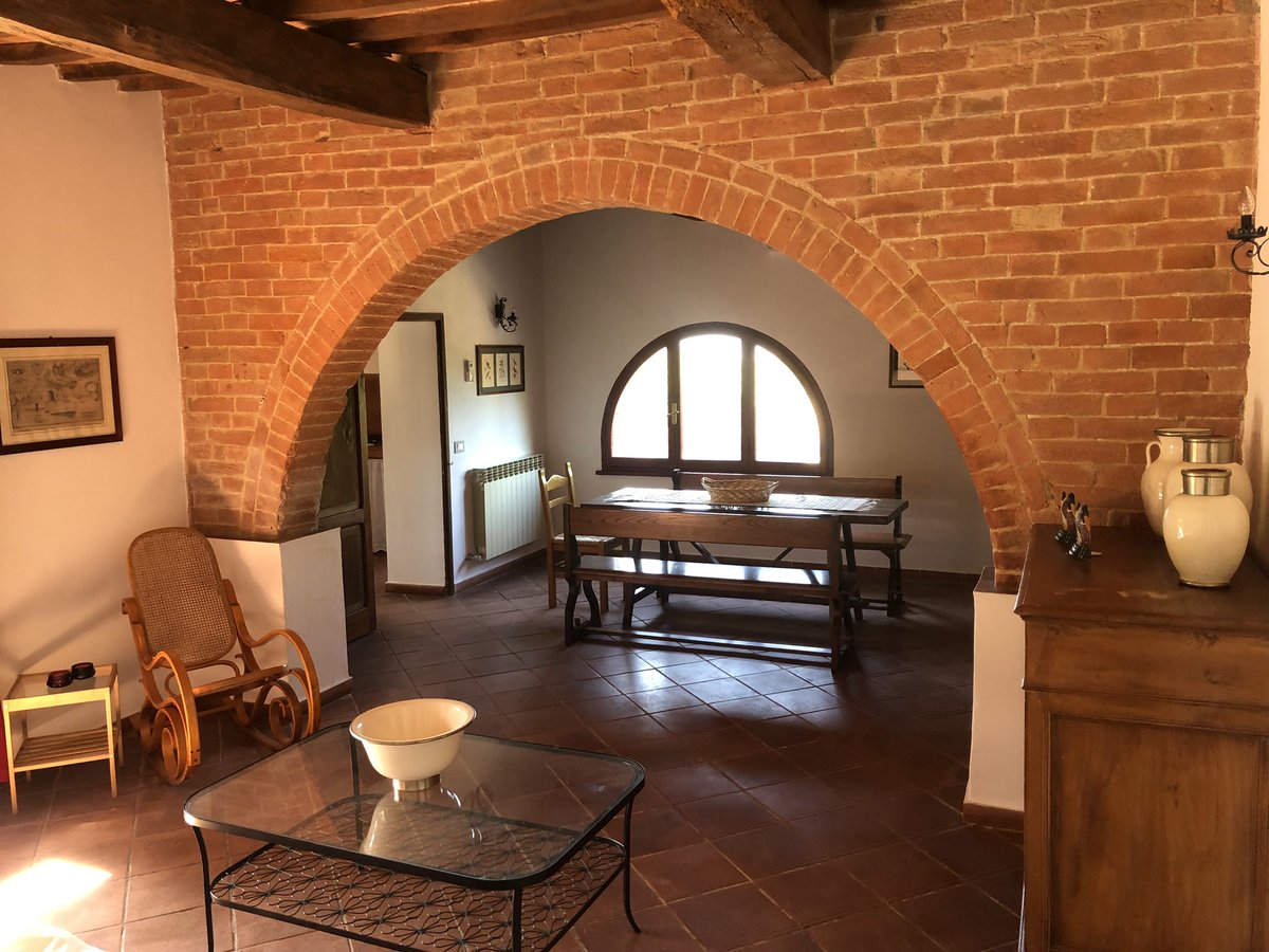 Sembra uguale a prima ma sotto é tutto nuovo .. impianto elettrico, idrico, bagni ecc … Vi aspettiamo anche in bassa stagione il panorama é bellissimo ed il vino buono! I prezzi poi sono più bassi il che non guasta.
#borgomelograno #chiusi #toscana
borgomelograno.com