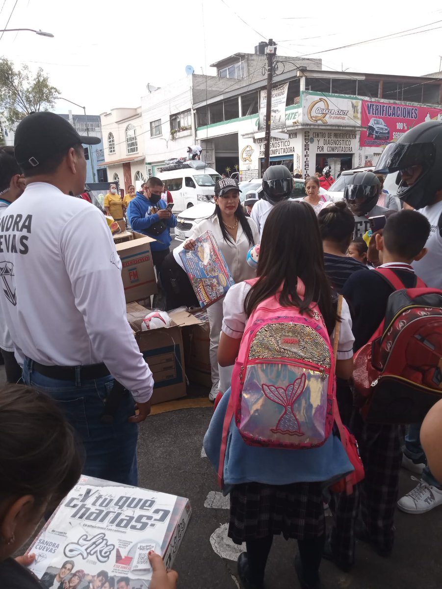 IsraelMicG's tweet photo. Nuestros niños en #Coltongo no necesitan regalos, que sabrá Dios de dónde provengan. Lo que necesitan es un entorno digno, limpio, seguro... #LibreDeTarimas 
#SandraCuevas y su doble moral, llegó acompañada de su grupo de choque 🤦🏽‍♂️
@IntiMunoz https://t.co/Vxs63mFzyw