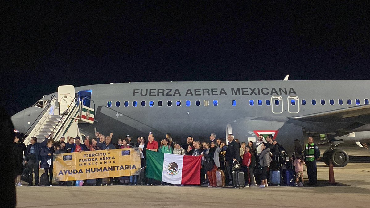 AlertNews24_7's tweet photo. 🇲🇽🇮🇱🇵🇸 | GUERRA ISRAEL - GAZA: Llega primer vuelo con mexicanos provenientes de Israel.

Avión de la Fuerza Aérea Mexicana aterrizó está noche en el Aeropuerto Felipe Ángeles con 143 personas a bordo. https://t.co/a10o5wqLsu