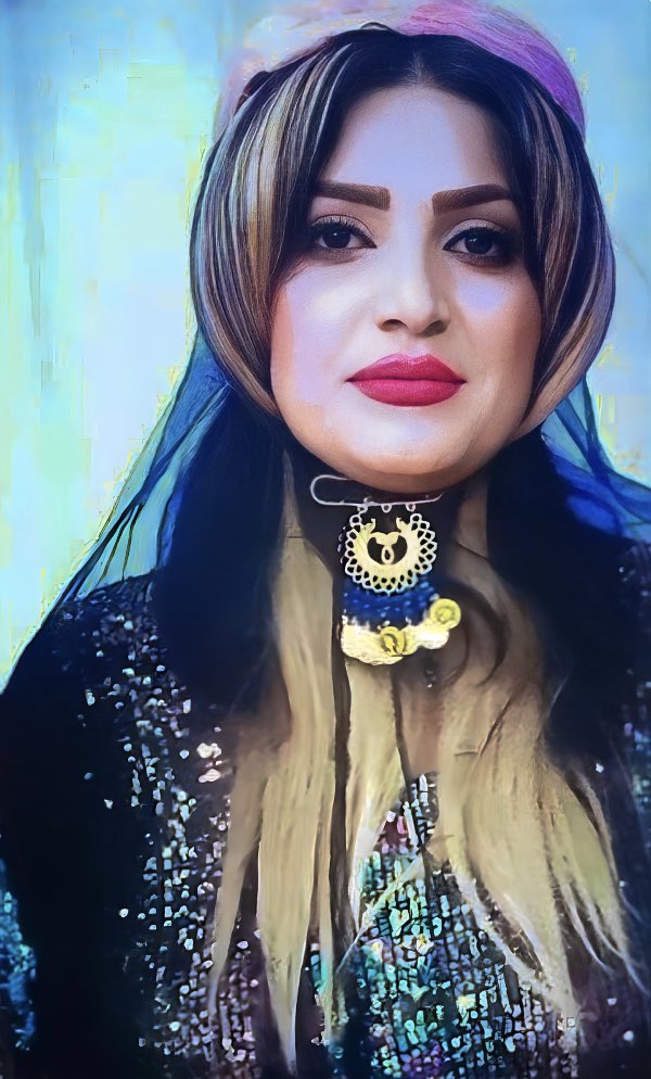 LoabatK's tweet photo. من #سمانه_نیکنام هستم. من کشته شدم، در تاریخ ۲۵ آبان ماه ۱۴۰۱. سی و شش سالم بود، متولد؟. اصالتا لر از ایل ممسنی در استان فارس و ساکن شیراز. متأهل بودم و دو دختر ۱۶ و ۹ ساله داشتم بنامهای ماهک و مهتاب. من فرزند سومم رو حامله بودم. 

با شروع اعتراضات سراسری بعد از کشته شدن مهسا امینی، منم در کنار هموطنام تو شیراز به خیابون رفتم تا اعتراض خودمو فریاد بزنم. روز ۲۵ آبان با بقیه معترضا تو خیابون معالی آباد شیراز بودیم که مزدورای سرکوبگر به طرف مردم با گلوله های جنگی تیراندازی میکردن، ناگهان منو هدف گلوله قرار دادن و شلیک کردن…من غرق در خون شدم، به زمین افتادم و از دنیا رفتم… 
بعدش مامورا نمیذاشتن کسی به جنازم نزدیک بشه، اونا جسم بیجون منو با خودشون بردن. فردای اونروز به خانوادم اطلاع دادن که برای تحویل جنازه به پزشکی قانونی برن. وقتی اونا رفتن بهشون گفتن من بر اثر سقط جنین از بین رفتم!! و اینو در گواهی فوتم هم درج کردن. موقع تحویل جنازه خانوادم متوجه شدن جای هر دو چشم من خالیه و هردوتاش تخلیه شده، به اونا گفتن سمانه خودش چشمامو اهدا کرده!! و بعد نامه ای تشکر آمیز از طرف بانک چشم به خانوادم داده شد. 
در واقع مزدورا بعد از دزدیدن پیکر بیجون من چشمامو درآورده بودن و کسی نمیدونه باهاش چکار کردن….

هموطن من یکی از جانباخته های گمنامم که در موردم اطلاعات بیشتری در دسترس نیست. من با دو فرزند و جنینی در شکم برای آزادی تو و خودم جنگیدم، من رفتم ولی تو هنوز هستی و میتونی راهمو ادامه بدی، اسممو به خاطر بسپار و روز آزادی ایران از منم یاد کن…💔
#مهسا_امینی 
#علیه_فراموشی