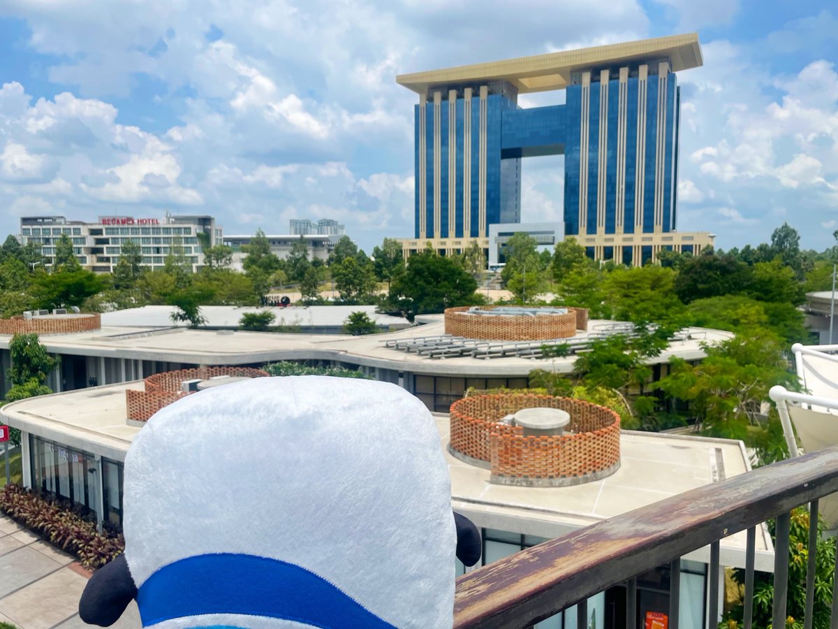 becamextokyu's tweet photo. みんな～シンチャオ🇻🇳
KAZEちゃんが #ビンズン 新都市で一番好きな場所、Hikariの展望台にやって来たよ。
目の前に見える大きな建物は省庁舎✨新都市を一望できるこの展望台は、写真スポットとしても大人気！
📍Hikari
https://t.co/MrS1qQxfaI https://t.co/Lzse9PL7DG