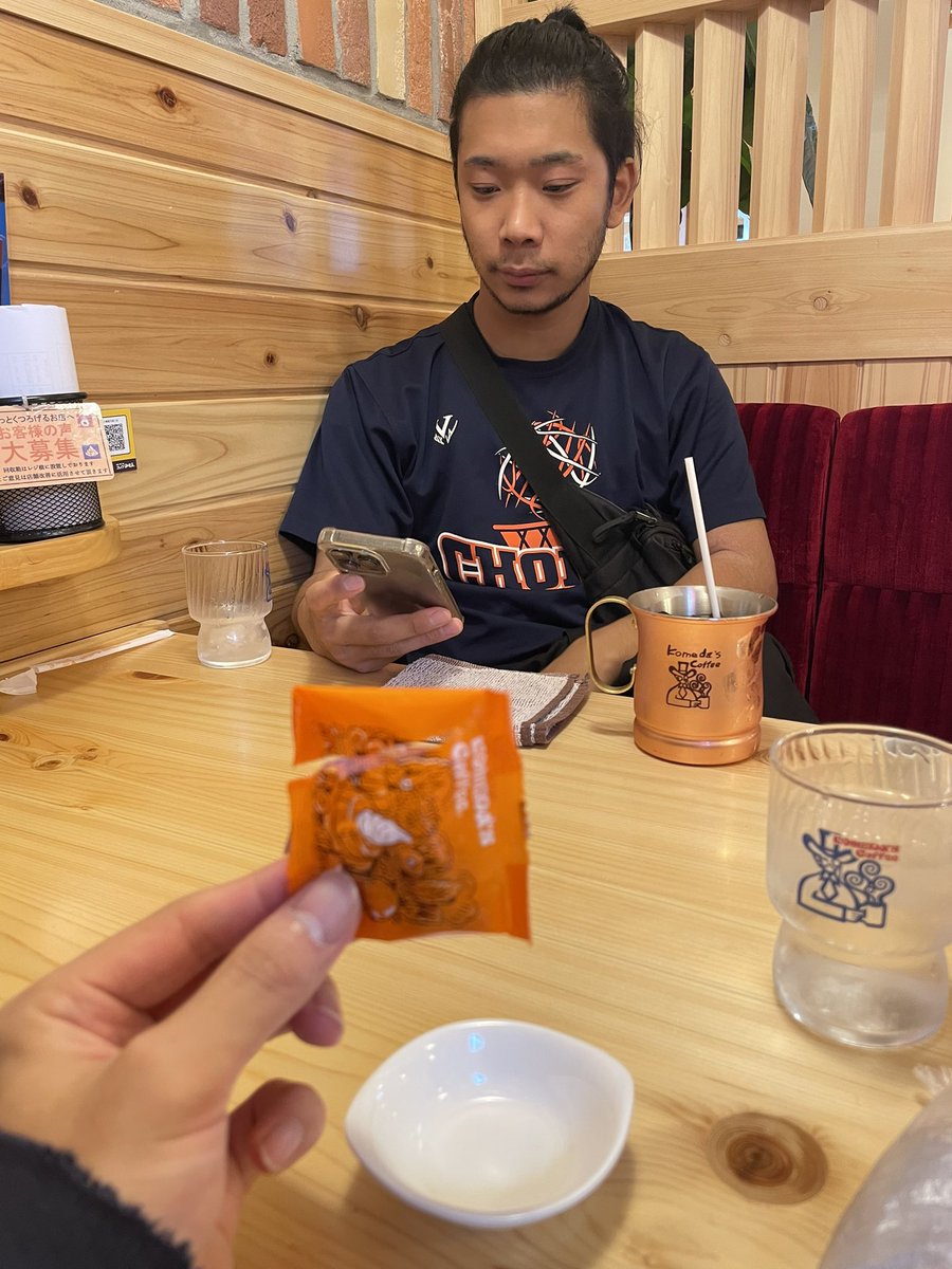 suehiro_quality's tweet photo. 顔がかわいいからだと思うんだけど、友達がコメダでコーヒー頼んだら豆ついてきた嘘つくなヒゲ面だろカス。 https://t.co/zoaTZyfCfe