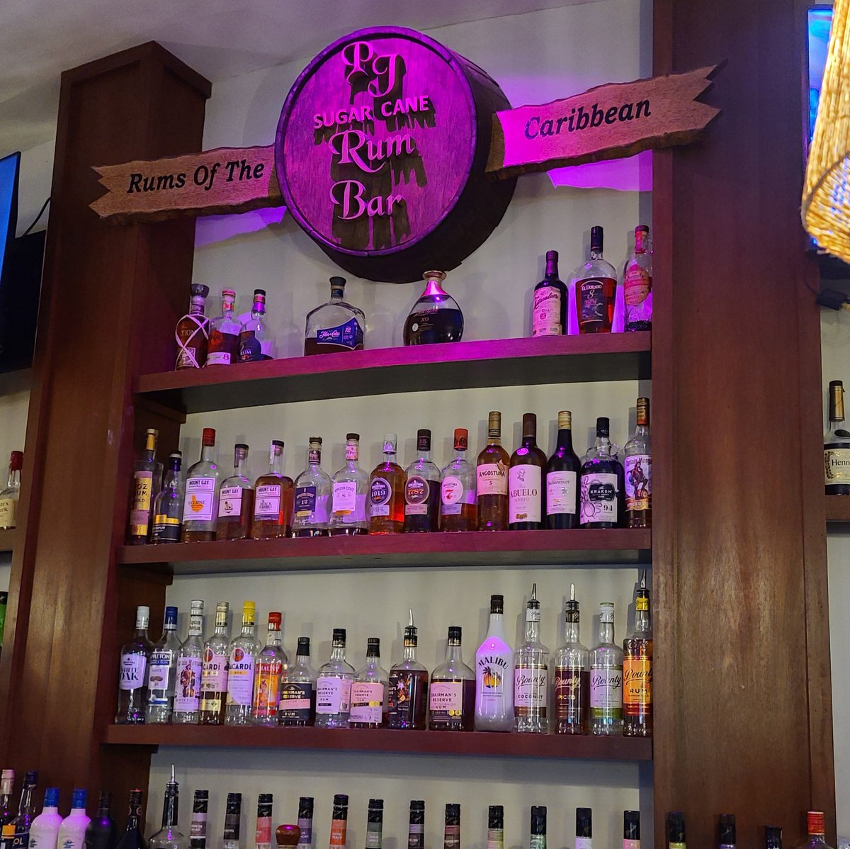 CtrlAltF8_ttv's tweet photo. I need this rum bar setup at home....
#Caribbean #CaribbeanVibes #IslandLife #CaribbeanLife #Rum #YoHoYoHo #aPiratesLifeForMe https://t.co/dltJeoWtVE