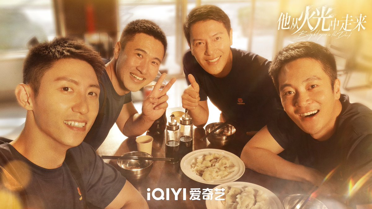 dramapotatoe's tweet image. Modern romance #BrightEyesIntheDark, starring Huang Jingyu, Zhang Jingyi, Tang Xiaotian, Zhang Jin 张进, Lu Siyu, &amp;amp; more, w/ special appearance by Wu Gang, Zhang Linghe, Wang Ziqi &amp;amp; Zeng Keni, wraps its run for VIPs

More - weibo.com/7837228036/495…

#他从火光中走来