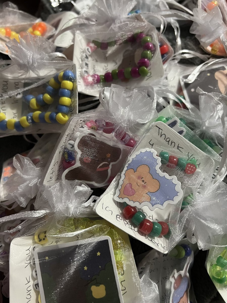 ultpiwon's tweet photo. hi houston &amp; dallas engenes! i will be giving out freebies for both cities. each bag will contain a bracelet and sticker ✧*｡٩(ˊᗜˋ*)و! i had ordered sum photos of the members like little pcs but sadly they aren’t gna get here on time  (ಥ ̯ ಥ) #ENHYPENHOUSTON #FATE_IN_DALLAS https://t.co/lMTse6qybc