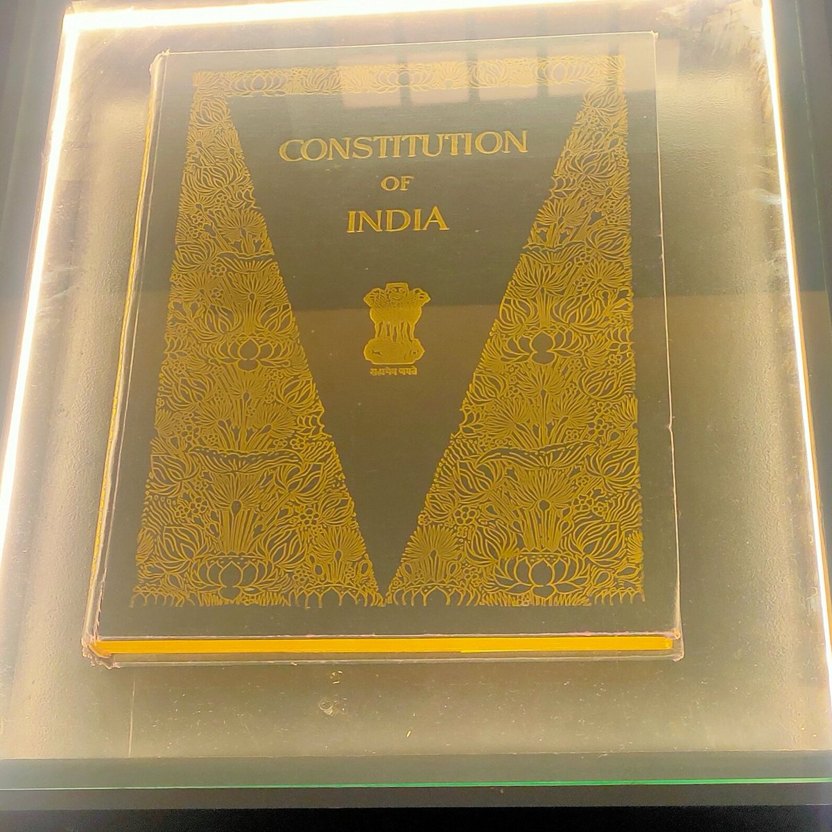 PM18mishra's tweet photo. #Constitution_Of_India 
🍁 https://t.co/VtNi1rk1rh