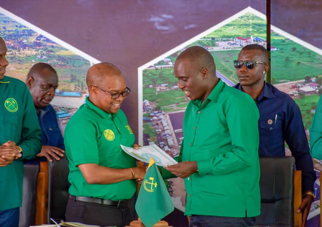 ridhiwankikwete's tweet photo. UONGOZI MZURI NI ULE UNAOBADILISHA MAISHA YA WATU -BITEKO

Na Mwamvua Mwinyi,Chalinze.

NAIBU Waziri Mkuu na Waziri wa Nishati ,Dotto Biteko ametoa rai kwa wanaCCM kufanya siasa za kubadilisha maisha ya watanzania katika kuwaletea maendeleo badala ya kufanya siasa za maneno matupu zisizojibu hoja.
Aidha amewaasa watumishi wa Umma kuwahudumia wananchi na kuwafuata walipo pasipo kuwasubiria walete kero zao kwenye madawati.
Akitoa Rai hiyo wakati wa mkutano maalum wa jimbo la Chalinze kupokea taarifa ya utekelezaji wa ilani ya uchaguzi ya Chama Cha Mapinduzi 2020-2023, Biteko ameeleza ni wakati kwa wanaCCM kujibu kwa hoja kutokana na mafanikio makubwa yanayofanywa na Serikali kupitia ilani ya 2020-2025.
Hata hivyo ,Biteko amesema  ameridhishwa na namna halmashauri ya Chalinze inavyosimamia fedha za miradi.
Wakati huo huo, akitoa nasaha Rais Mstaafu wa awamu ya nne Dkt.Jakaya Kikwete ambae pia alikuwa mbunge wa kwanza jimbo la Chalinze amesema, uteuuzi wa Naibu Waziri Mkuu Biteko sio jambo la kushangaza kwani ni Naibu Waziri Mkuu wa tatu sasa.
Amesema ,Rais Samia Suluhu Hassan amefanya chaguo sahihi  ,katumia Mamlaka yake ya kikatiba.
Akielezea utekelezaji wa ilani 2020-2023 , mbunge wa jimbo la Chalinze Ridhiwani Kikwete,anasema utekelezaji umefikia asilimia 96 ,na sasa hatua waliyofikia inawabeba kutembea kifua mbele.
Kuhusu sekta ya maji ,ameeleza awali kulikuwa na asilimia 62 inayofikisha huduma ya maji kwa wananchi lakini sasa imefikia asilimia 96 ya upatikanaji maji.
Ridhiwani amesema, tayari sh. Biln sita zimepokelewa katika Halmashauri ya Chalinze kutekeleza mambo mbalimbali ya maendeleo na kuondoa vikwazo vilivyokuwepo awali.