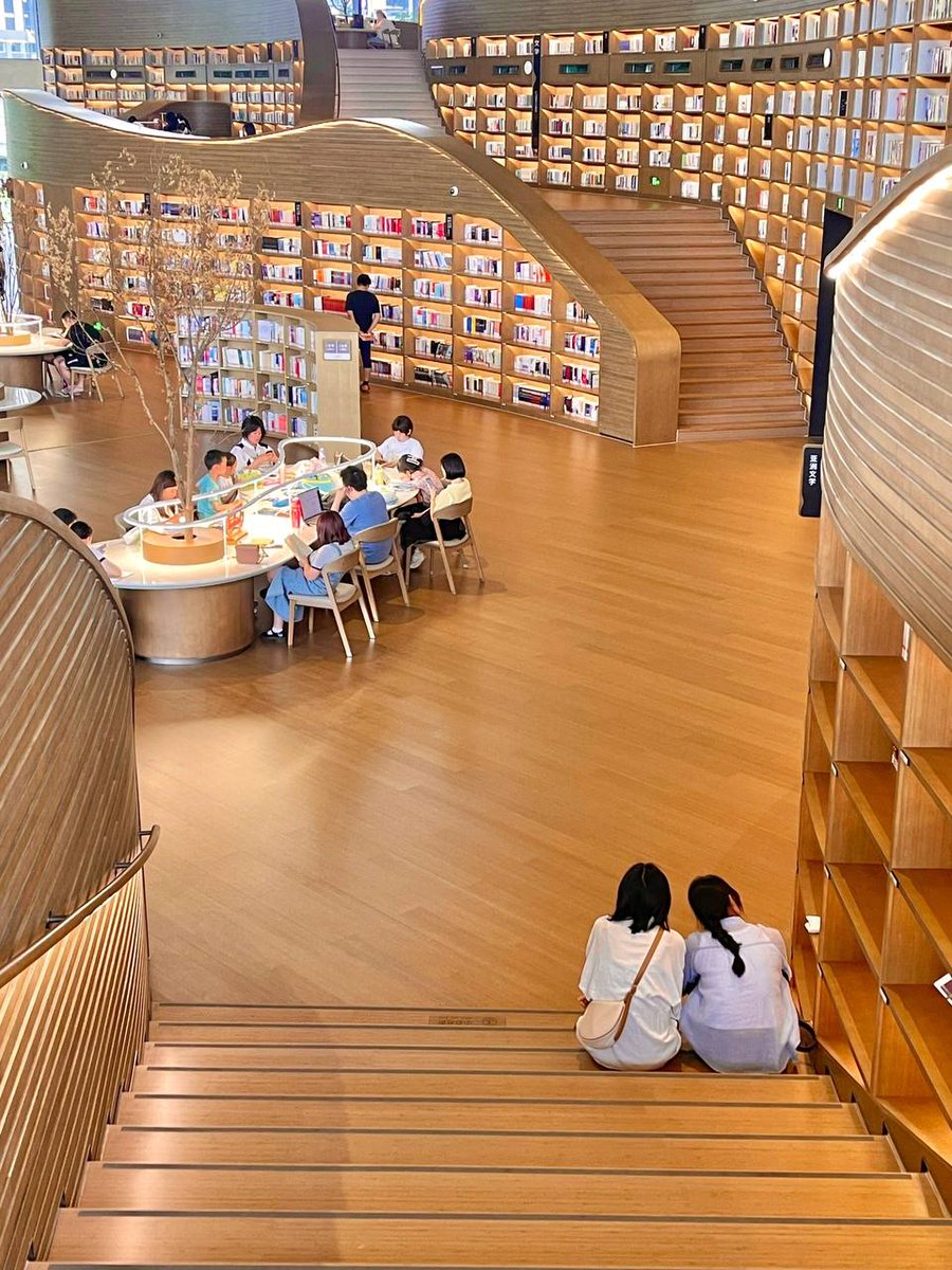 Verve3333's tweet photo. Sitting in the corner of the bookstore, listening to music and reading a book, the entire afternoon is the most beautiful and cherished time. 🥰#図書館です https://t.co/O3RinubOmq