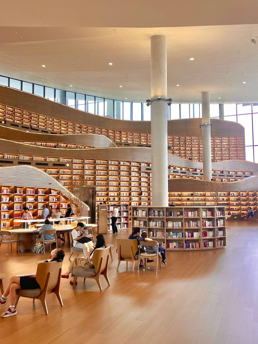 Verve3333's tweet photo. Sitting in the corner of the bookstore, listening to music and reading a book, the entire afternoon is the most beautiful and cherished time. 🥰#図書館です https://t.co/O3RinubOmq