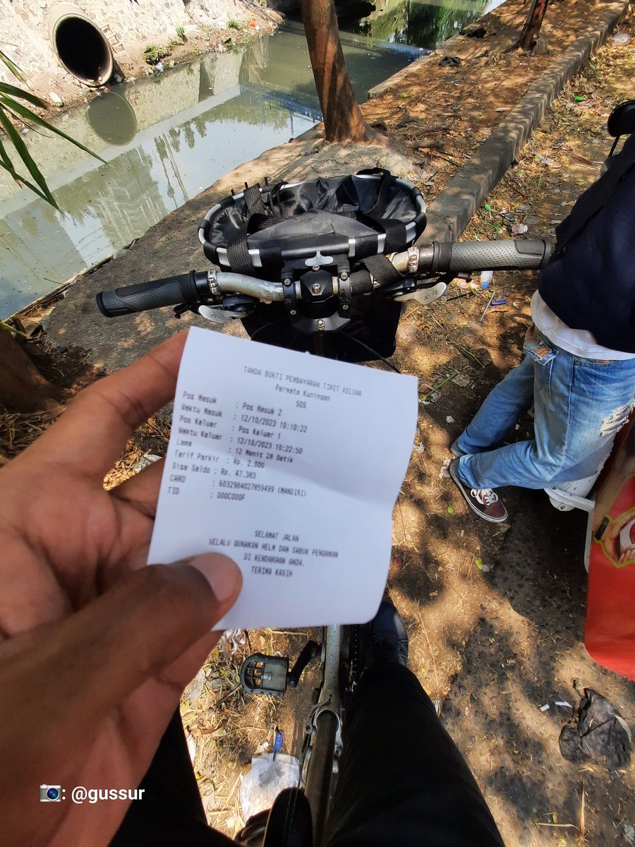 Baru kali ini mau parkir sepeda suruh ambil tiket parkir dan harus bayar pas keluarnya. Tapi dapat kunci sih... Tempat parkir juga bagus dan strategis. #b2w #gowes