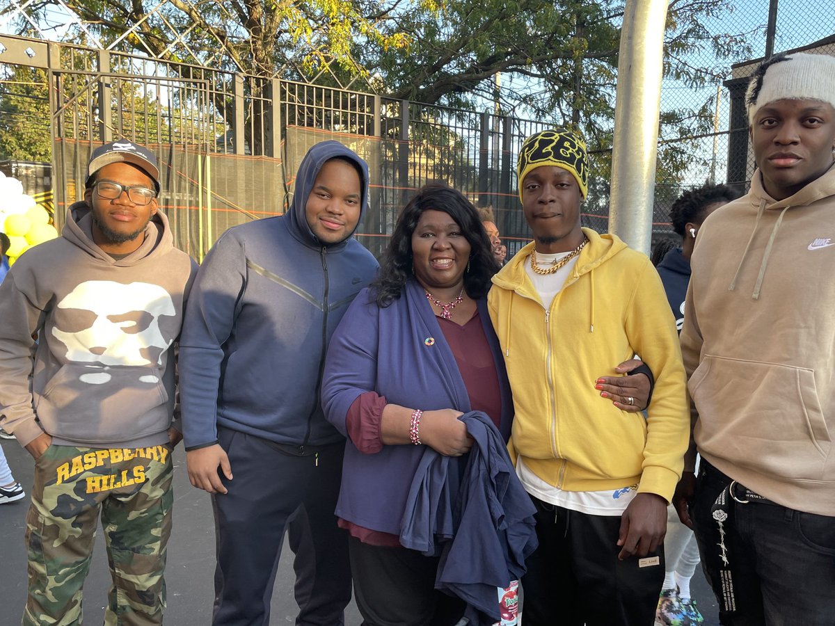 JenningsSTEAM's tweet photo. Celebrating our 10th year anniversary ⁦@BrooklynSEA⁩ alums turned out. So wonderful to see how well our scholars are doing. They are nurses, welders, college graduates entering the job market! I am so proud of them. So much work went into building our community. https://t.co/TRsrJjaKWK