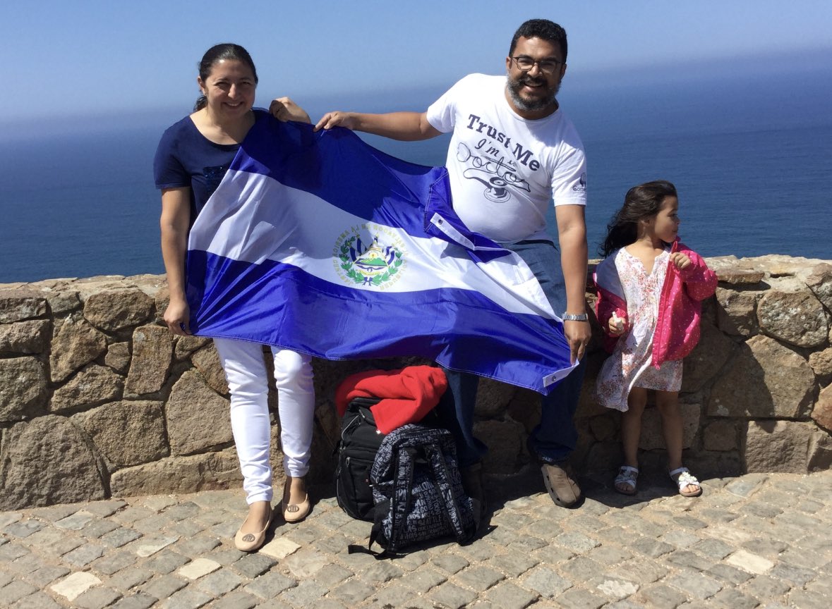 faraniva's tweet photo. fue una gran experiencia, en ese Congreso formé parte de un Comité de Psiquiatras de carrera temprano de alrededor del mundo, en familia fuimos al punto más occidental de Europa: El #CaboDeRoca y desplegamos la bandera salvadoreña 🇸🇻 como símbolo de nuestra orgullosa nacionalidad https://t.co/JvUBzhqMSH