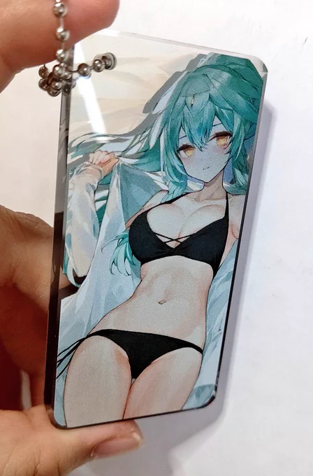 アクリルドミノのサンプルとどきました!色はここから調整していくんですが、背景透明とかにしてみたら、花嫁の時とはまた違った雰囲気になったぞ…これは…これが正解なんでしょうか!興味深い仕上がりになってる気がしてなりません!可愛いよりもクール寄りのキーホルダーかも…! 