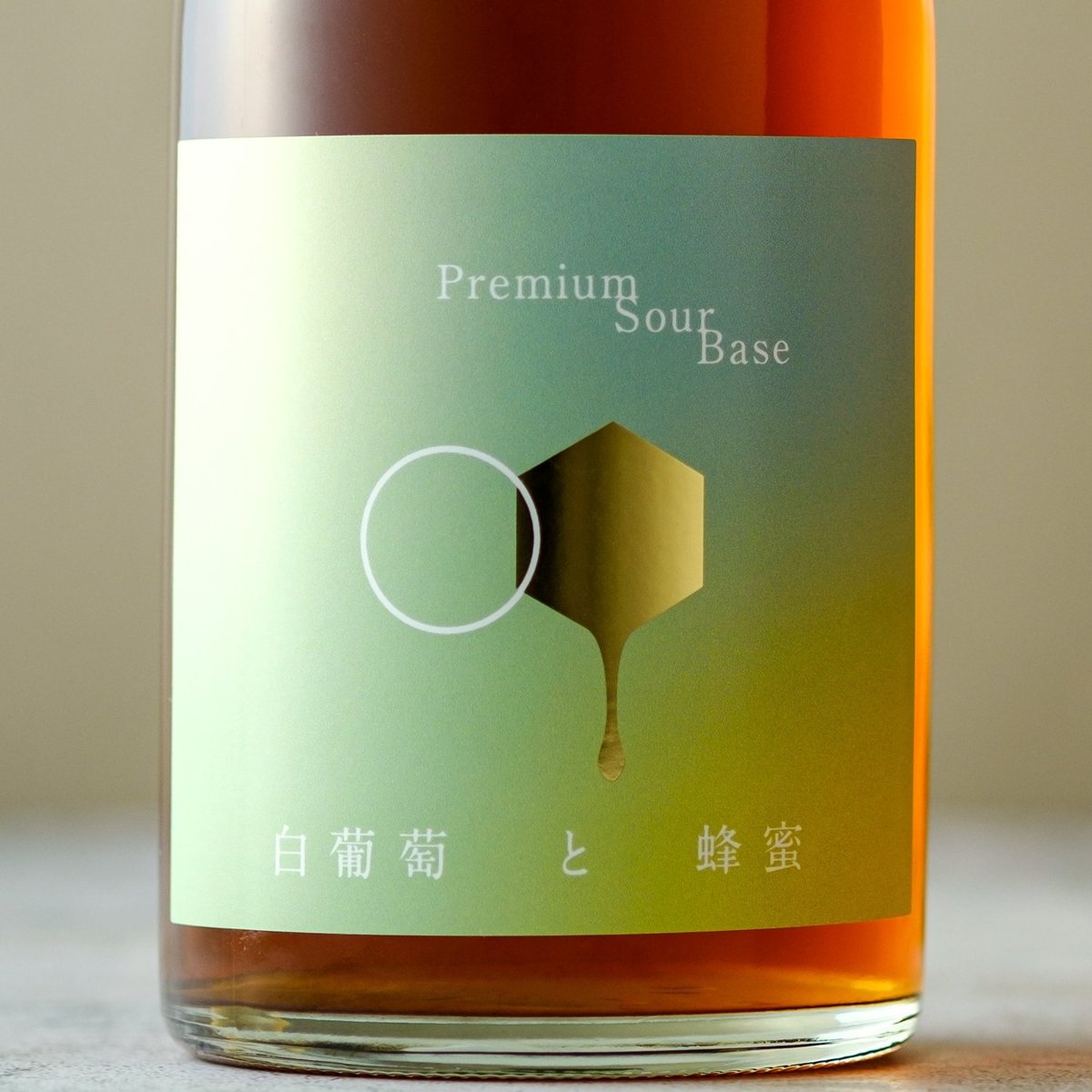 KURAND_INFO's tweet photo. ─  白葡萄と蜂蜜 ─

マスカットと蜂蜜の甘さに包まれて。炭酸水で割るだけで至福のおいしさを楽しめるお酒。
https://t.co/dLsRk5Gs2p https://t.co/SteOq2k1TO
