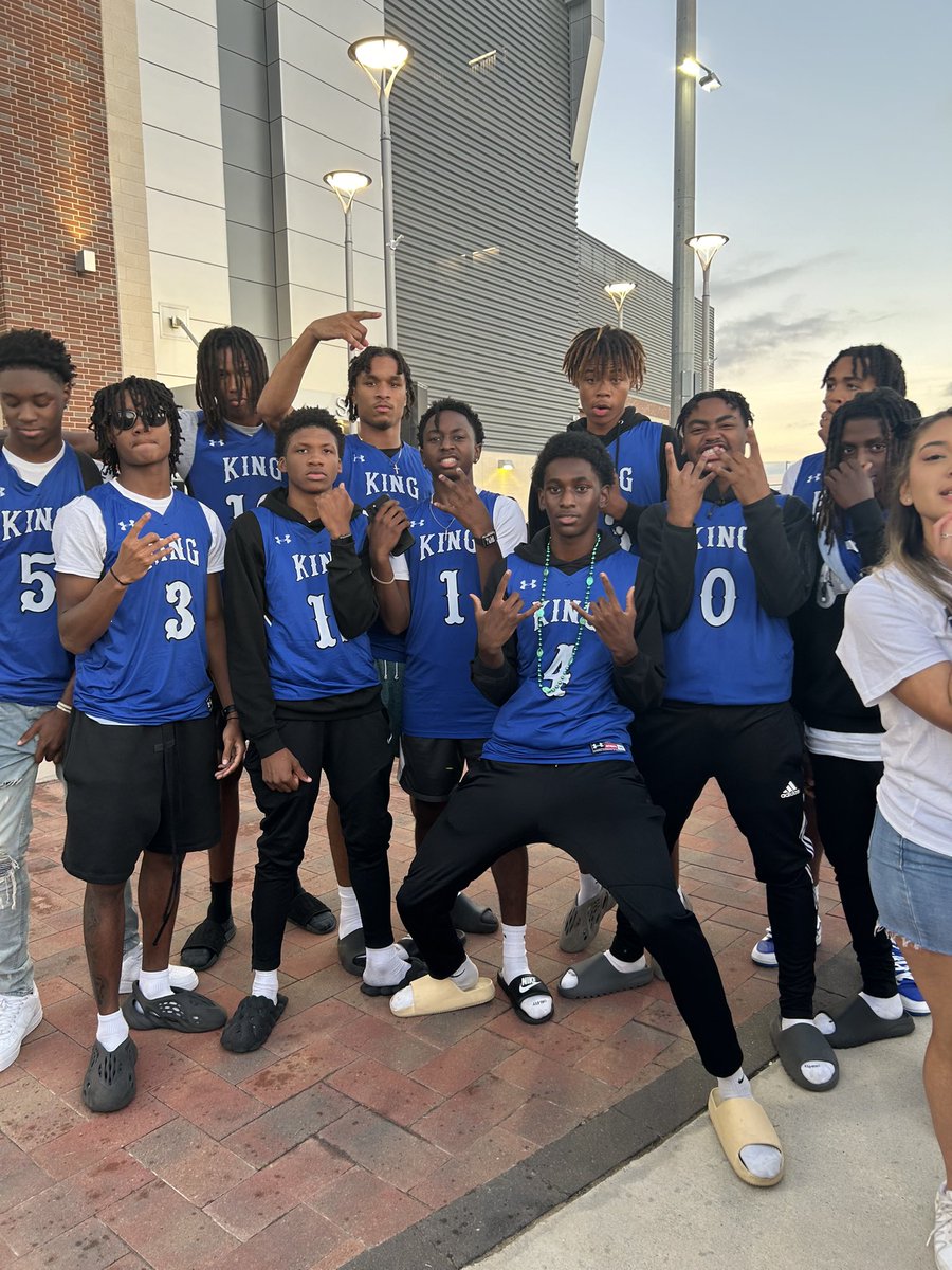 CEKingBoysHoops's tweet photo. @CEKingBoysHoops getting ready to show off that school spirit in the #HOCO2k23 parade ๐๐๐ค https://t.co/RRIr4Xa01b