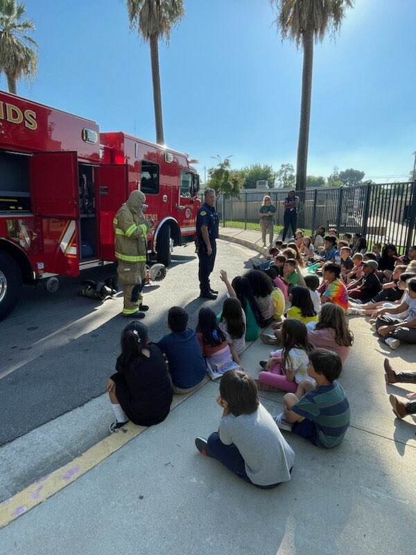 Redlands fire engine 261 came to teach @KingsburyRUSD  #ELOP students about fire safety yesterday! #expandedlearning #explorationexperience #ThisIsRUSD @RedlandsUSD @RedlandsUSDSupt