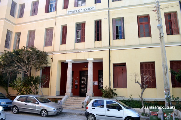 raTxMole's tweet photo. Πως ήταν το κτήριο μετά από τις εργασίες συντήρησης που είχαν γίνει το 2015 με προσωπική εργασία και έξοδα από τ@ συντρόφια, και πως το κατάντησε το πανεπιστήμιο με 37.200 ευρώ (τόσο κόστισε το κλείσιμο των παραθύρων!)
#antireport #Κατάληψη_Ευαγγελισμού https://t.co/84QLX7T3ah