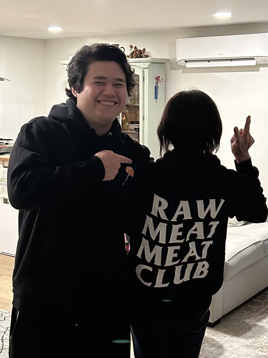 NintenHawk's tweet photo. Me and my mom matched today ❤️ #PointCrow #RawMeatClub https://t.co/1DglmBivv1