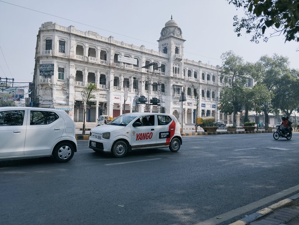 MalikAsaarAwan's tweet photo. Bawa Dinga Sing building since 1927 #MallRoad Lahore #prepartition #historical https://t.co/TfxCgRm2tP