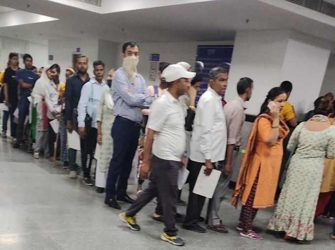 दिल्ली के #AiiMS में सर्वर डाउन होने से मरीजों की लाइनें लगीं,मैनुअली किया जा रहा है काम।। 
#DelhiAIIMS