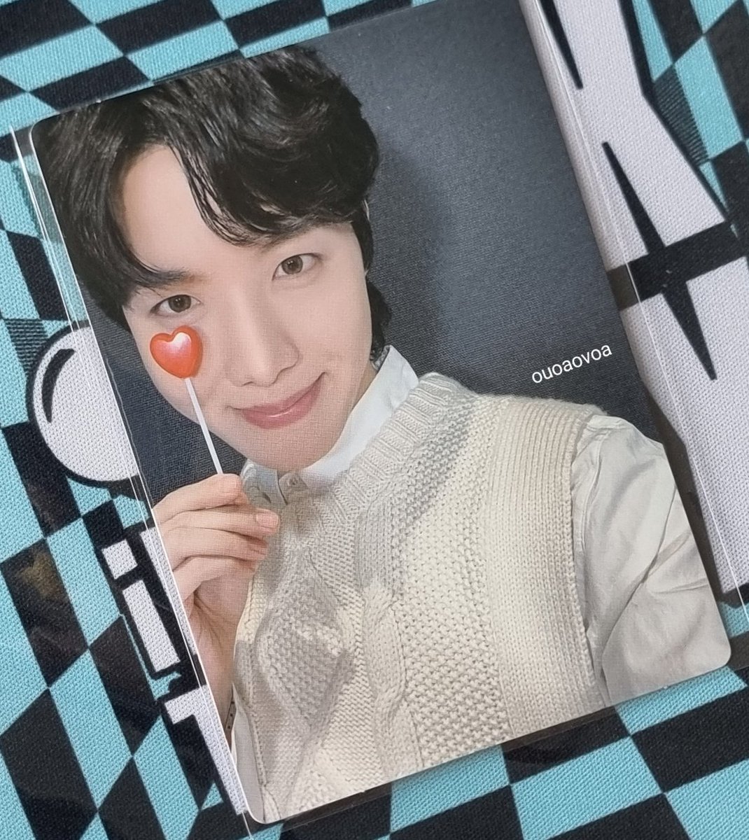 JORworld_'s tweet image. The Hobi pc for merch box 🥹🥹🥹💙🖤💙🖤💙🖤💙🖤💙 what a cutieeee😭🥹😭🥹💙💙💙💙💙