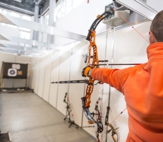 HuntsMaster_'s tweet image. 🌄 Target in sight, the world fades away. The art of bow shooting! 🪶🌟 #ArcheryMagic #FocusOnPoint