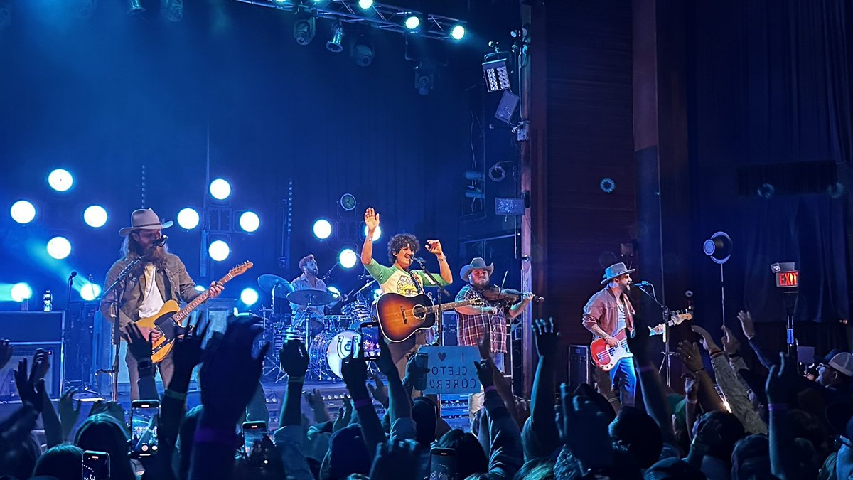 its_cianna's tweet photo. @FlatlandCavalry bliss the tall people to take some great pictures 💛 https://t.co/vfaFEV94mw