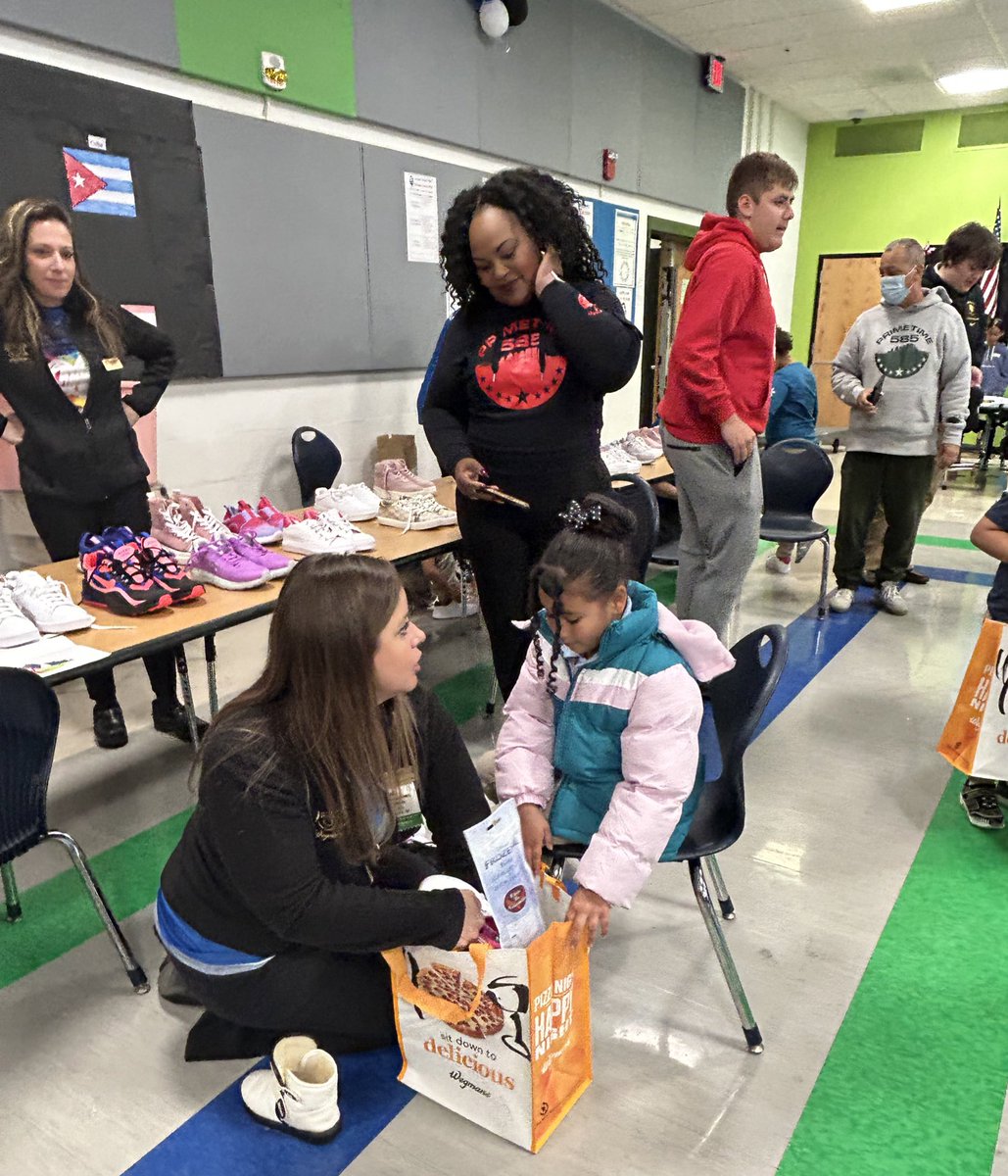 Some of our scholars got new kicks and had great time <a href="/RCSDsch22/">Abraham Lincoln 22</a> curtesy of <a href="/PrimetimeBall_/">Primetime585⭕️</a> and <a href="/Wegmans/">Wegmans Food Markets</a>. #whatwedoat22 <a href="/RCSDNYS/">Rochester City School District</a>