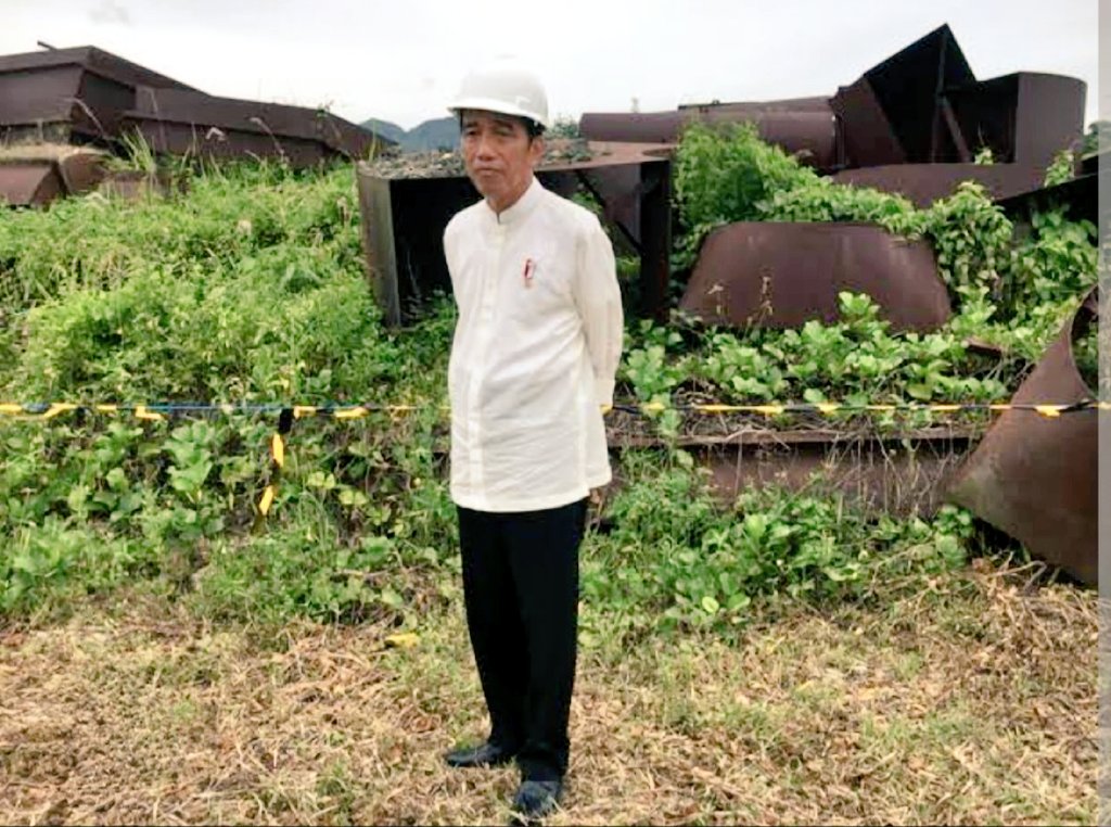 Karena kami sayang.
Kami hanya ingin pak Jokowi mengakhiri jabatan seperti ketika bapak mengawalinya. Di saat banyak negara bangkrut karena badai pandemi, pak Jokowi bersama kabinetnya berhasil mengatasi angka kontraksi. Infrastruktur terus dibangun, meski ada saja yang menghujat