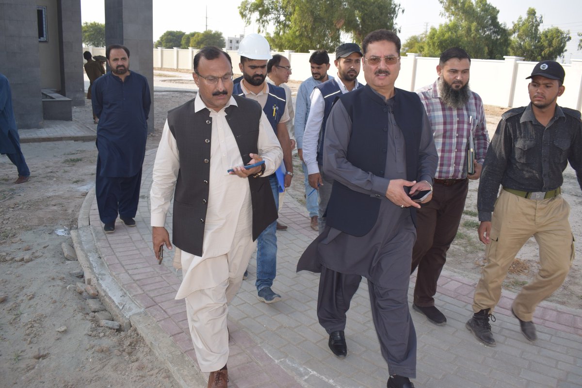 phamultan's tweet photo. ایڈیشنل چیف سیکرٹری جنوبی پنجاب کی ہدایات پر ڈی جی پی ایچ اے ملتان آصف رؤف خان کا جنوبی پنجاب سول سیکرٹریٹ کا دورہ کیا۔ لینڈ سکیپ ورک کو مقررہ وقت سے قبل مکمل کرنے کی ہدایات جاری کر دیں۔ اس موقع پر پروجیکٹ ڈائریکٹر فیصل زمان بھی ہمراہ تھے۔1/2 https://t.co/QQ7FenbE8q