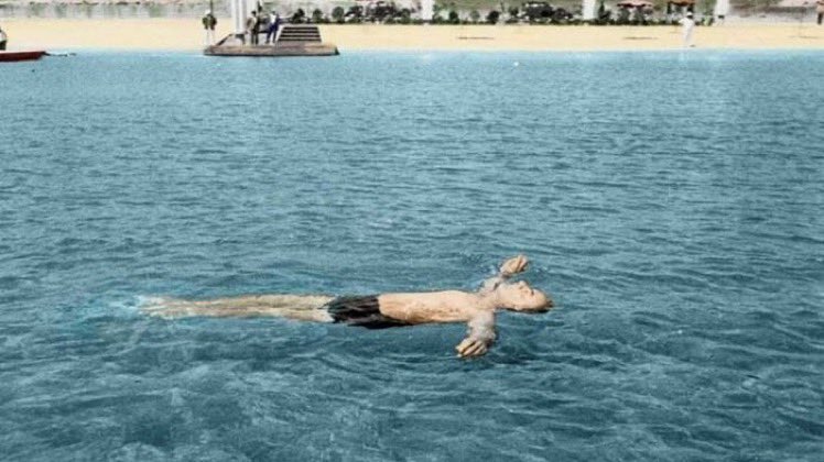 Selanikli bir yetim, kurduğu Cumhuriyetin denizinden gökyüzünü izliyor...