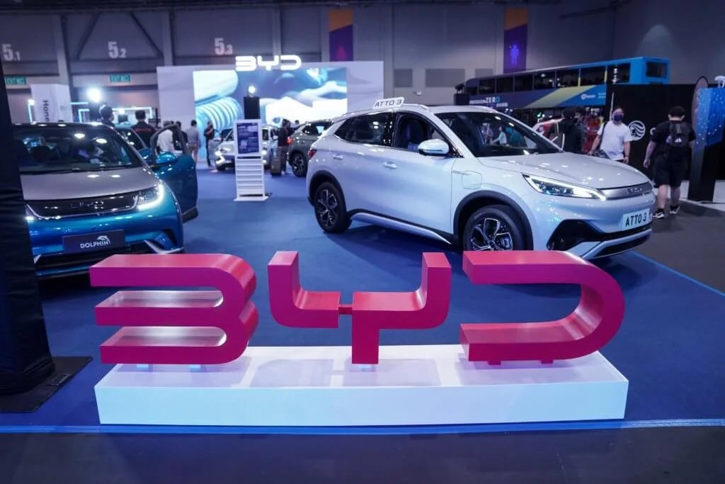 NewEnergy's tweet photo. > Those that have #lithium over cooked may want to think again. #China #newenergy #vehicle sales have surged in September to 904,000 units up 28% YoY.

Annual sales inc exports so far hit 6.2 million up 37.5% YoY and accounting for almost 30% of all vehicle sales 
#EV https://t.co/D2fsiKe5a0