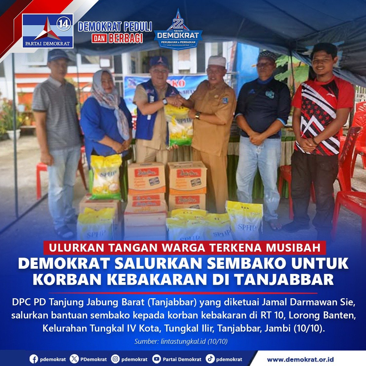 PDemokrat's tweet photo. Ulurkan Tangan Warga Terkena Musibah, Demokrat Salurkan Sembako untuk Korban Kebakaran di Tanjabbar

DPC Partai Demokrat Tanjung Jabung Barat (Tanjabbar) yang diketuai Jamal Darmawan Sie, salurkan bantuan sembako kepada korban kebakaran di RT 10, Lorong Banten, Kelurahan Tungkal IV Kota, Tungkal Ilir, Tanjabbar, Jambi (10/10).

#DemokratPeduliDanBerbagi